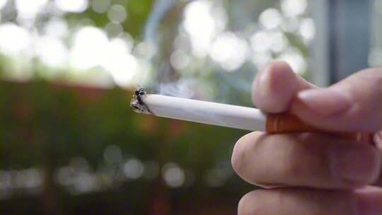 男子窗边抽烟