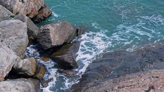 海浪海水冲刷拍打海滩礁石