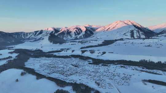 冬季大雪覆盖的新疆阿勒泰禾木村黎明风光