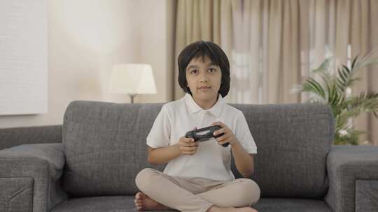 快乐的印度男孩在电子游戏中赢得了一场比赛