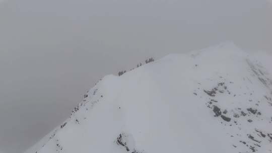 航拍登顶四川贡嘎山区贡巴峰雪山的登山者