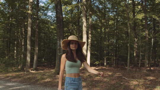 森林中的少女使用旧相机