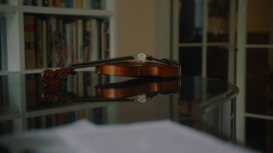 桌上的小提琴和乐谱特写视频素材模板下载
