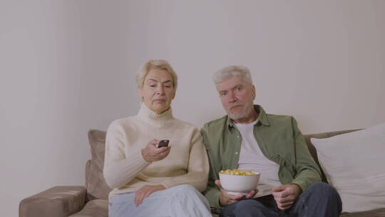 一对老夫妇坐在沙发上聊天视频素材模板下载