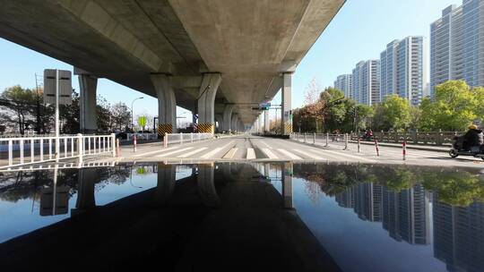 汽车行驶在高架桥下地面道路