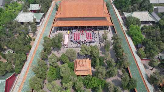 古建筑前传统仪式活动场景