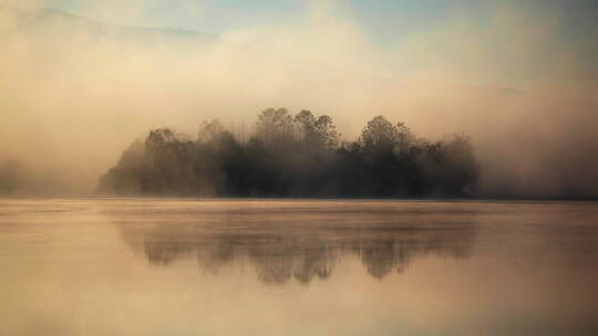 早晨云雾缭绕的湖面视频素材模板下载