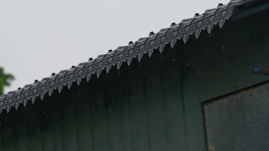 雨天下雨屋檐