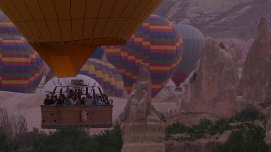 热气球从沙漠地面升起视频素材模板下载