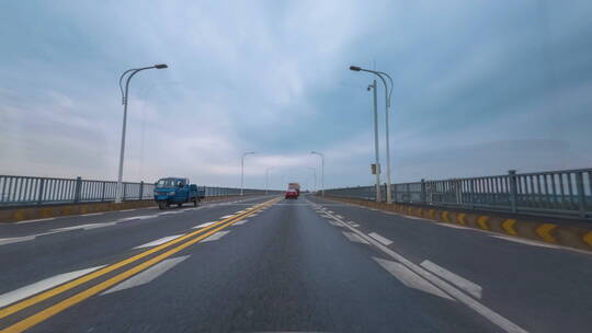 开车第一视角过九江长江大桥进市区延时视频素材模板下载