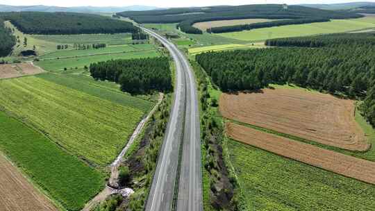 林区农田高速公路秋景