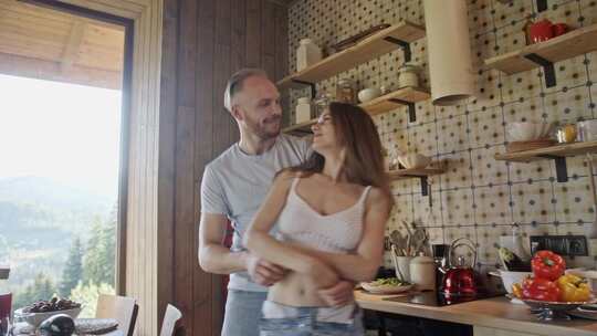 欢快的夫妇跳舞在复古厨房在白天
