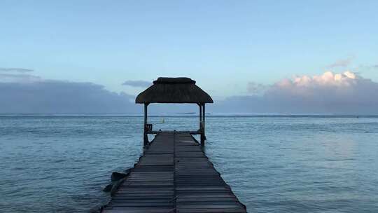 海滩海岸的木制码头和尼帕小屋