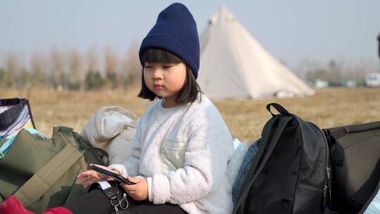 升格实拍冬天在户外玩手机的中国女孩