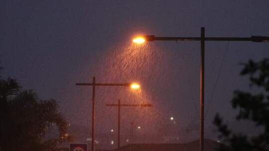 由于路灯照明，夜间可见降雨