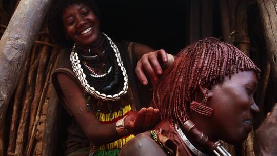 编粘土辫的非洲女人视频素材模板下载
