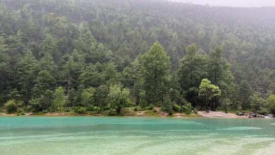 雨天蓝月谷