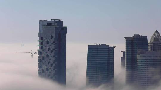 云层中的高楼建筑延时摄影