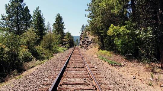 落穿过洛基山脉的铁路