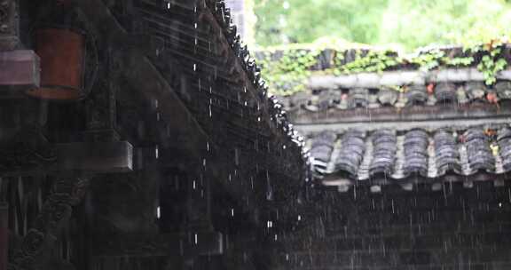 （慢镜）中国千年古镇乌镇下雨天屋檐滴水