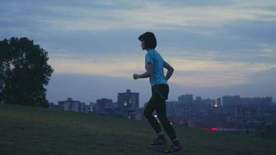 美女傍晚跑步视频素材模板下载