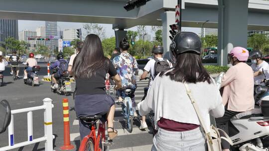 清晨忙碌的城市街头