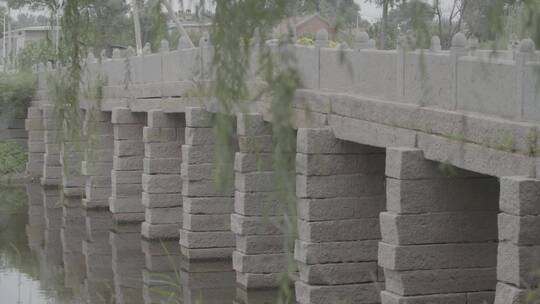 古老的石桥和石桥上的石猴LOG视频素材视频素材模板下载