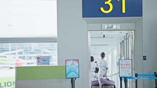 机场候机楼检票登机口飞机出发国内旅行空姐视频素材模板下载