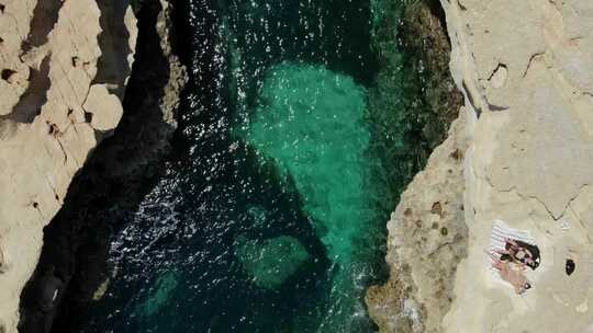 海面海水清澈波光粼粼