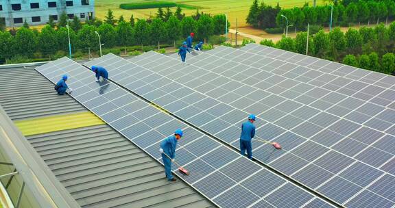 安装太阳能发电板的工人