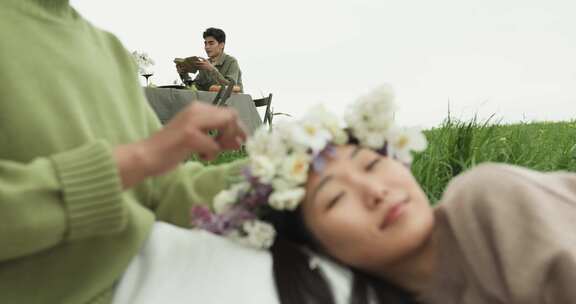 戴花头饰的女人