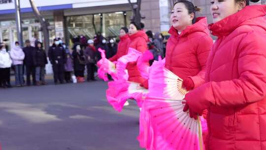 街头女性持扇表演