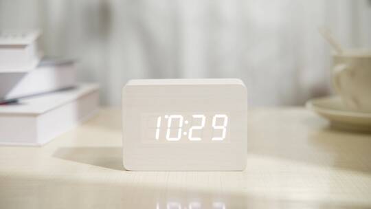 上午电子闹钟十点半