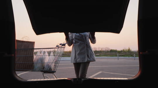 女人把购物袋放在汽车后备箱里视频素材模板下载