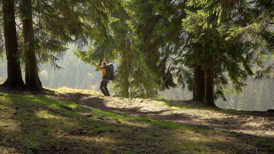 森林里感受自然的背包客