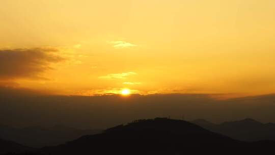 山峰日出延时早晨天空唯美乡村阳光照射大地