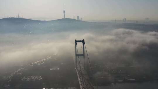 土耳其伊斯坦布尔雾天博斯普鲁斯桥烈士桥的航拍视频视频素材模板下载