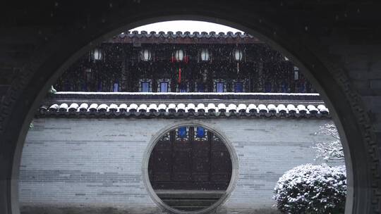 砖墙圆形拱门冬天下雪花纷飞