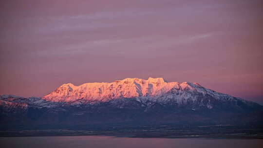 日出雪山自然风景日照金山梅里雪山大自然