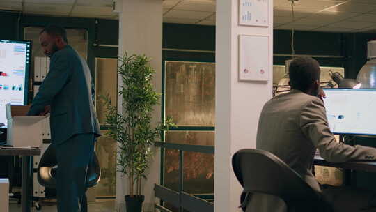 工人投标告别同事