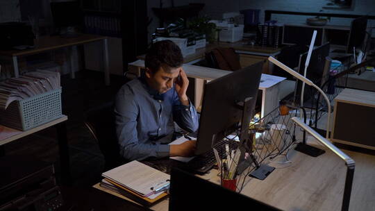 在办公室加班的商务男士