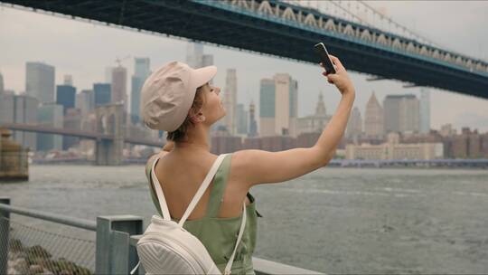 游客在城市的大桥底下自拍视频素材模板下载