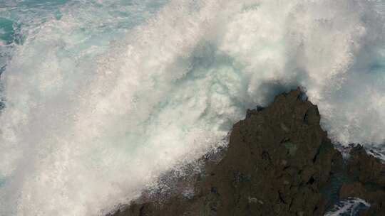 海水海浪浪花拍打礁石
