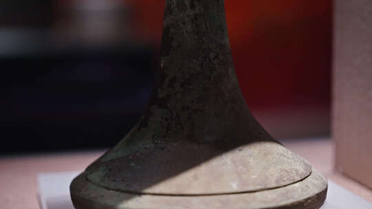 古代文物出土西汉八铺首云纹铜杯