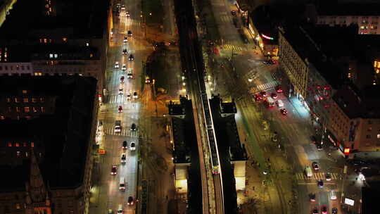 傍晚宽阔大道中段高架轨道上Ubahn列车视频素材模板下载