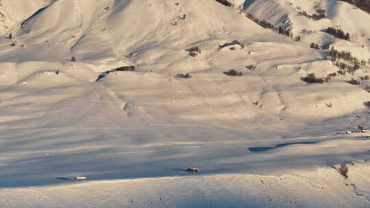 新疆阿勒泰雪山下的房子长焦远景航拍