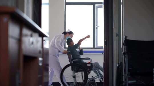 护士推坐轮椅病人在室内活动