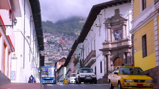 在基多厄瓜多尔的老街上行驶的交通工具