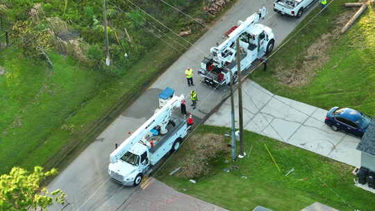 佛罗里达郊区飓风过后电工修复受损电线的鸟