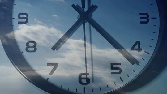 4K时间的力量双重曝光蓝天白云时钟时光流逝